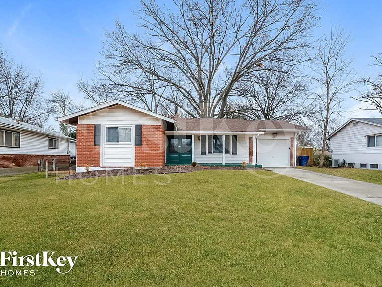 2415 Cambridge Dr — Photo 1