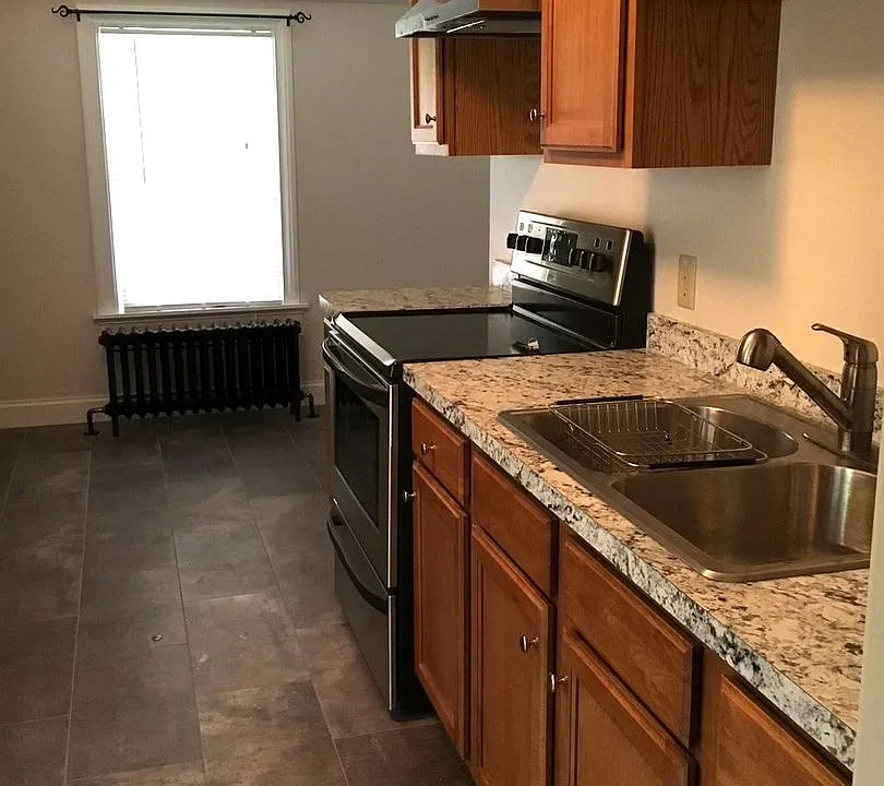 253 E Main St