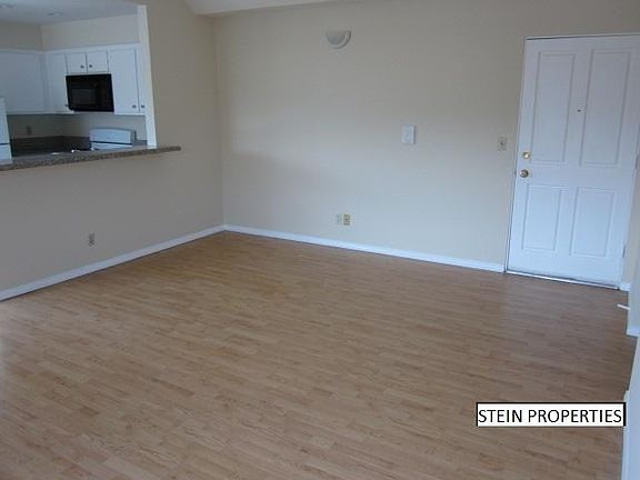 2nd image of 13610 Moorpark St APT 207
