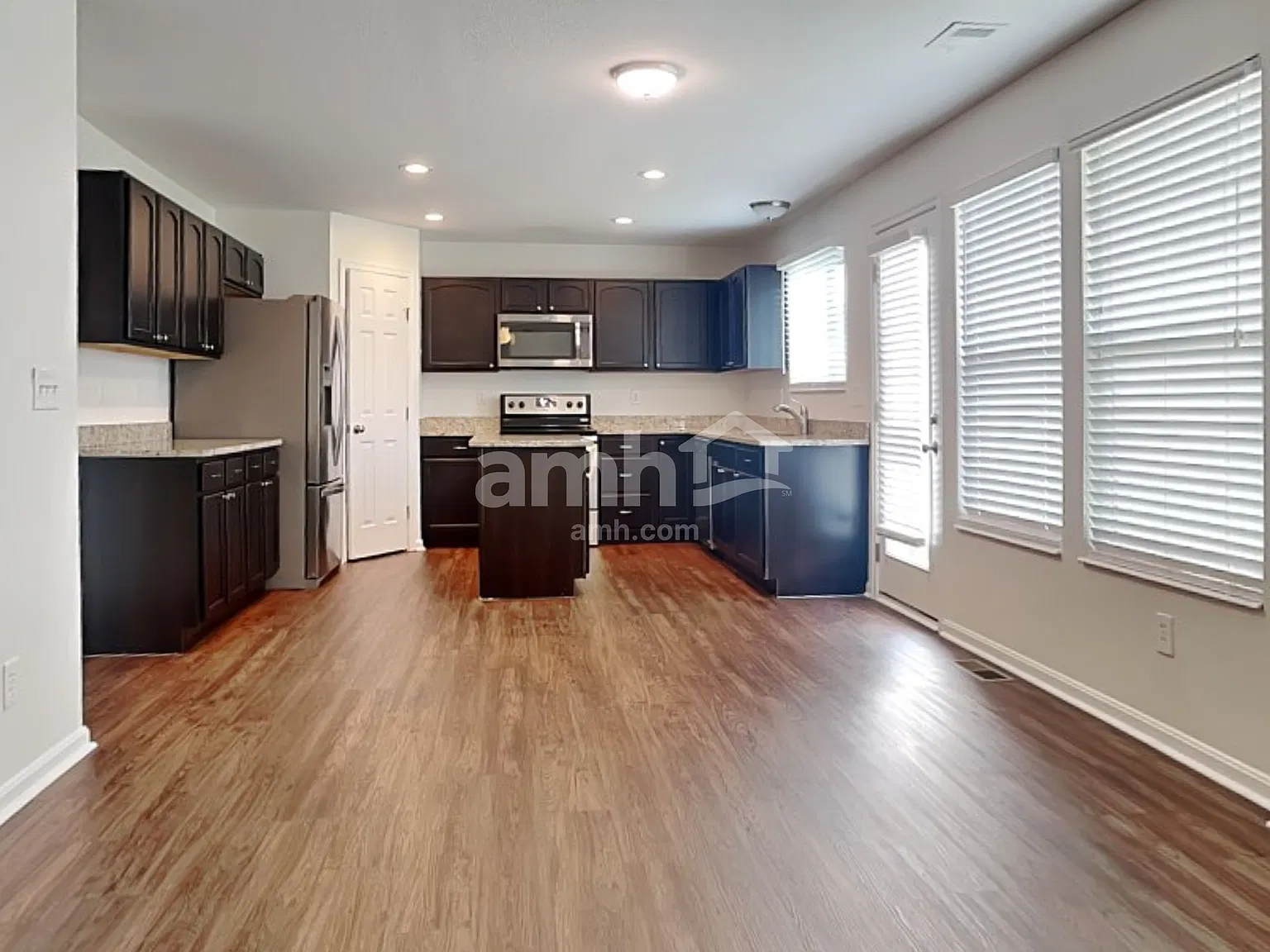 4 bed, 2.5 bath, 2788 sqft, $2,995 — Photo 3