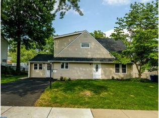 52 Rustleaf Ln, Levittown, PA 19055
