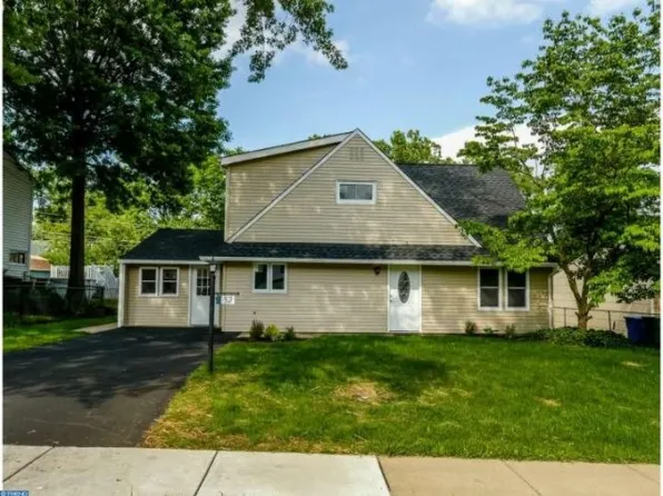 52 Rustleaf Ln, Levittown, PA 19055