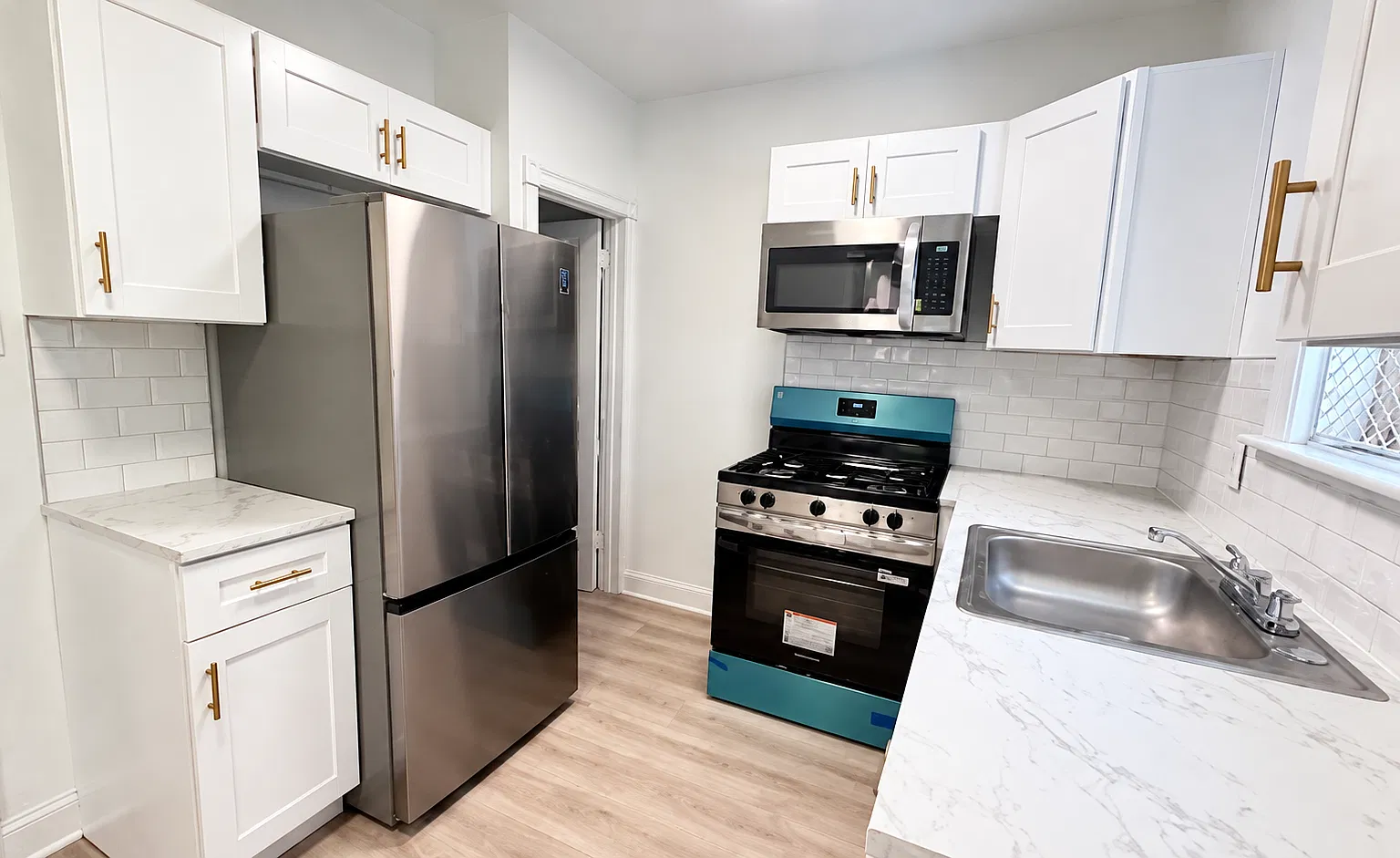 3 bed, 1.5 bath, 936 sqft, $1,950 — Photo 3
