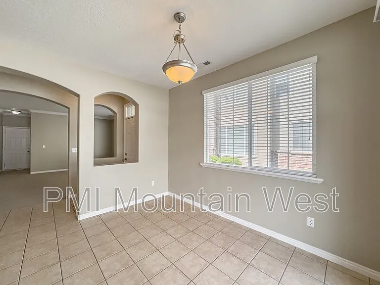 948 Chelsea Ln — Photo 4