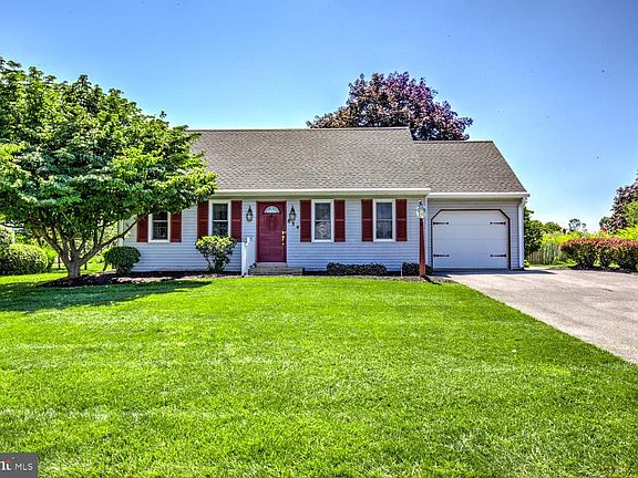 3rd image of 834 Lakeview Dr