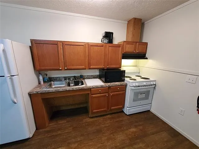 3 bed, 2.0 bath, 896 sqft, $2,000 — Photo 4