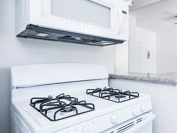 5th image of 1901 W 3rd St APT 106