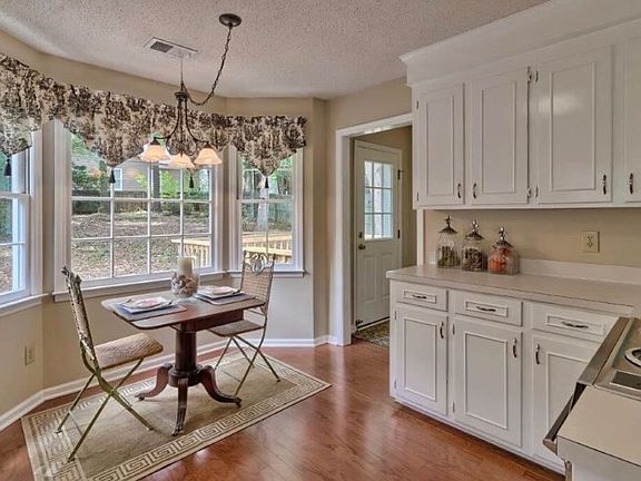 5th image of 348 Saddlebrooke Cir