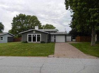 1220 Fairlane Dr, Bettendorf, IA 52722