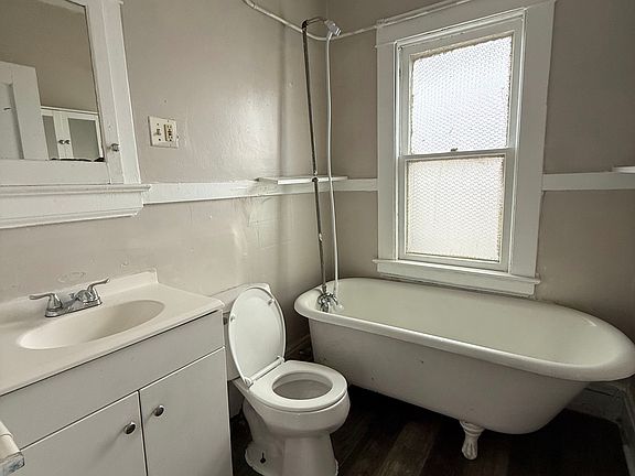3rd image of 824 London Rd #2