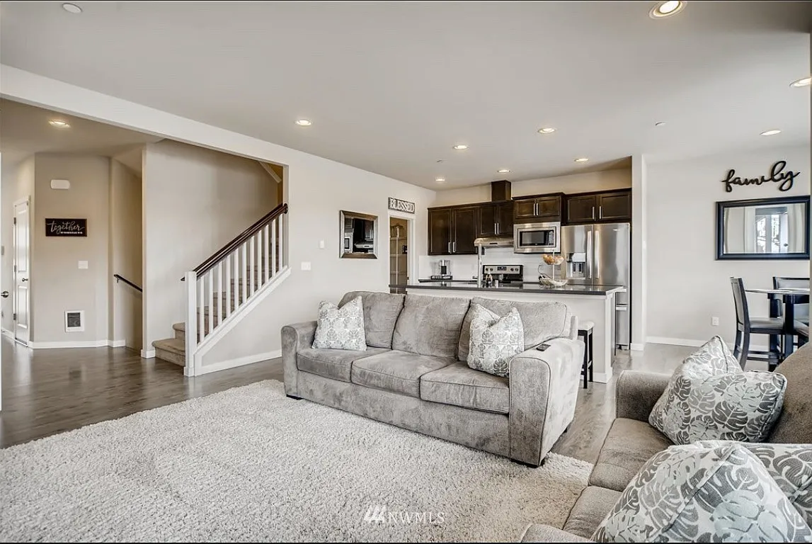 4 bed, 3.5 bath, 2459 sqft, $3,800 — Photo 3