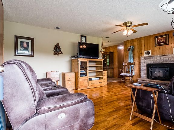 4th image of 685 Rockwood Ln