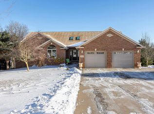 18694 W Michelle Ct, East Dubuque, IL 61025