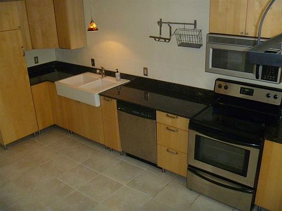 4th image of 2027 Clubview Dr