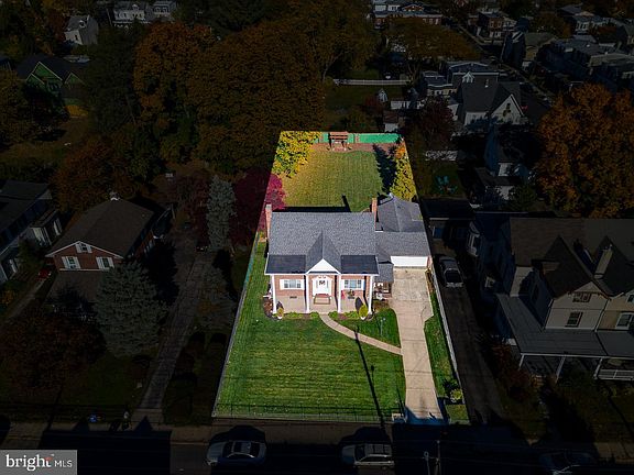 5th image of 556 Leverington Ave