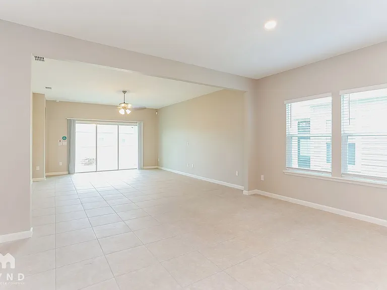 10925 Haws Ln — Photo 6