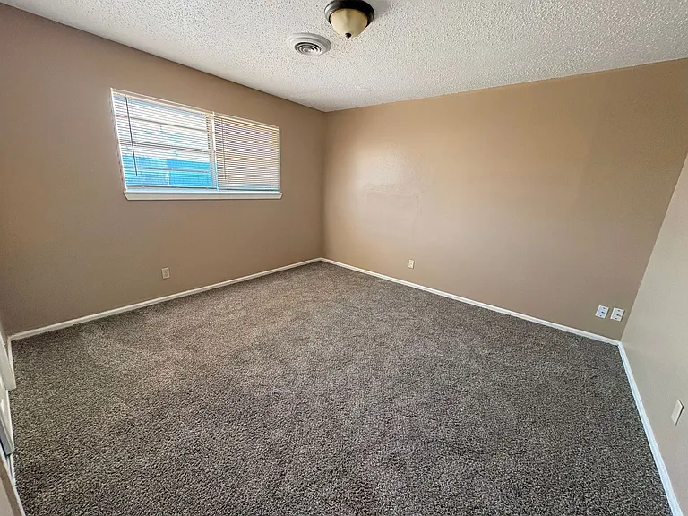 519-521 E Sunset Cir — Photo 7