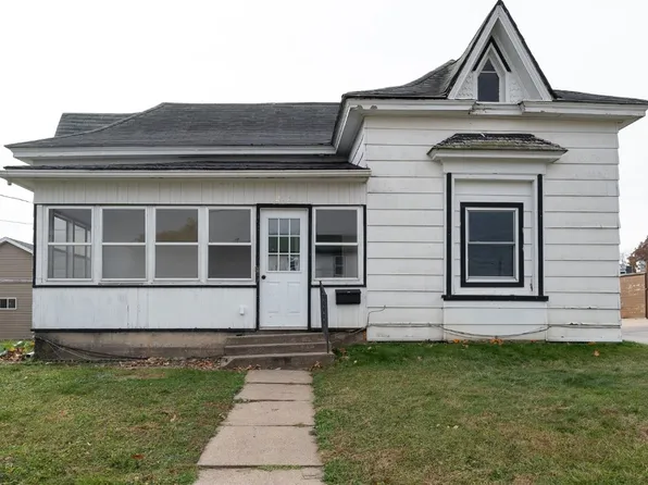 214 W 8th St, Vinton, IA 52349