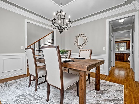 5th image of 7516 Surrey Ln