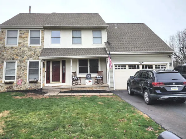 8 Bridal Rose Ct, Newtown, PA 18940