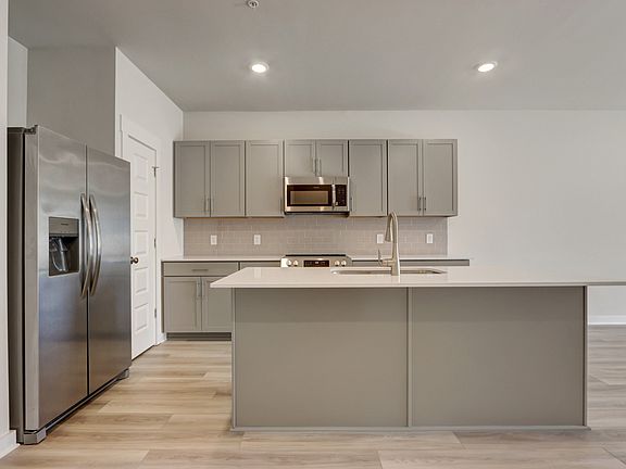 5th image of 656 Birdie Dr