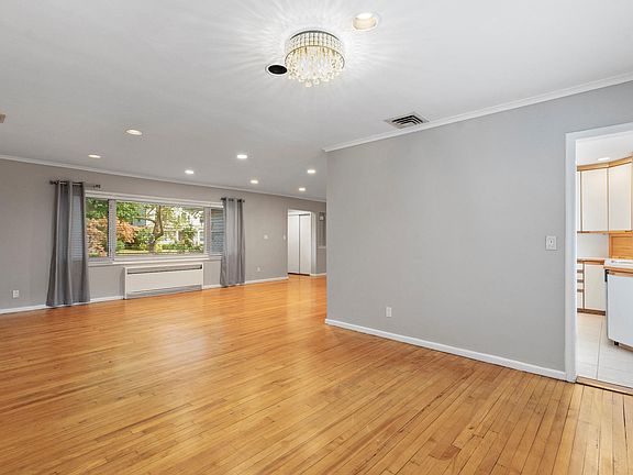 5th image of 134 Westwood Cir