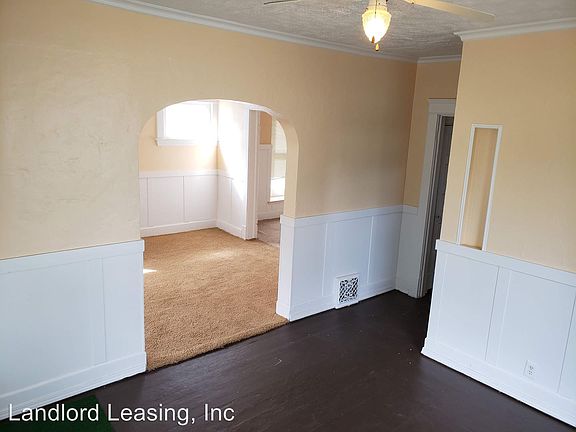 3rd image of 918 W 22nd St