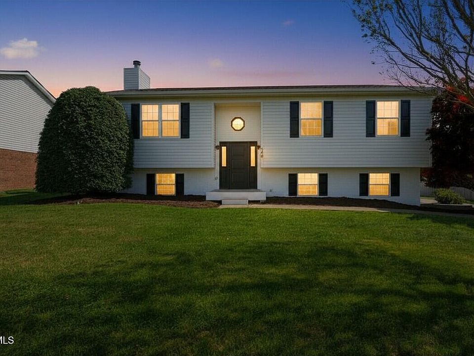 1st image of 200 Crystal Springs Cir