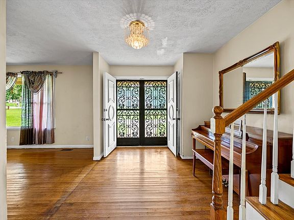 3rd image of 400 Nesbitt Ln