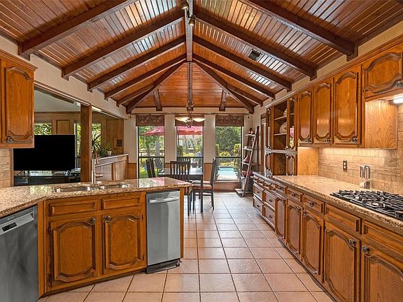 5th image of 611 Eaton Cir