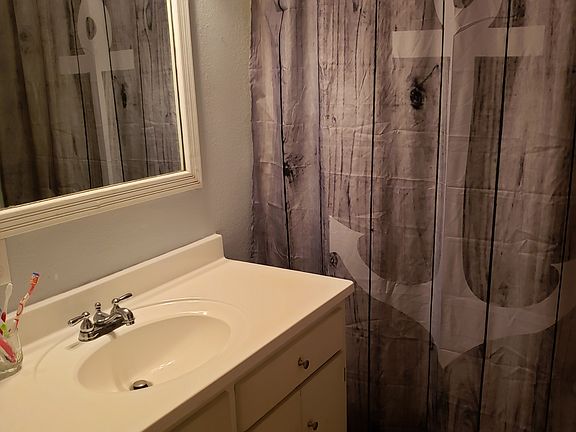 3rd image of 211 Henry St