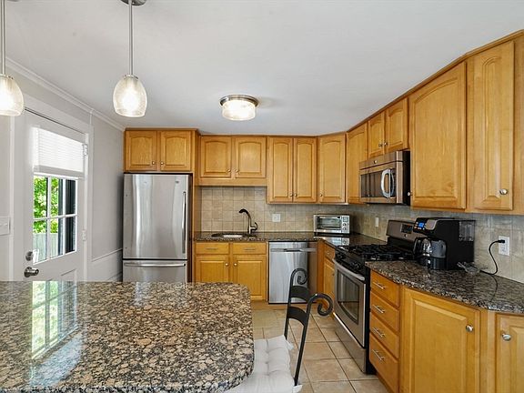 3rd image of 300 Sandwich St