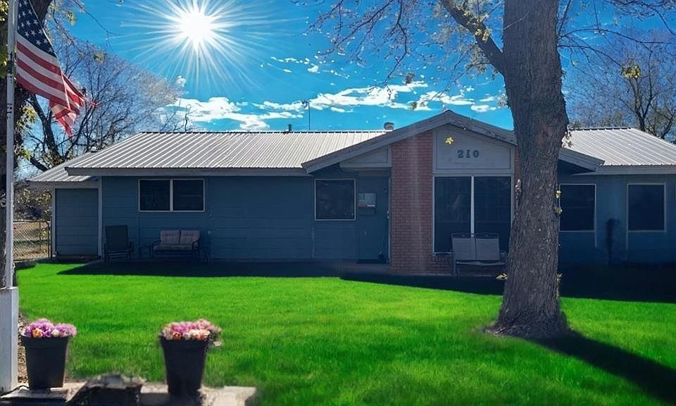 1st image of 210 Hoover Cir