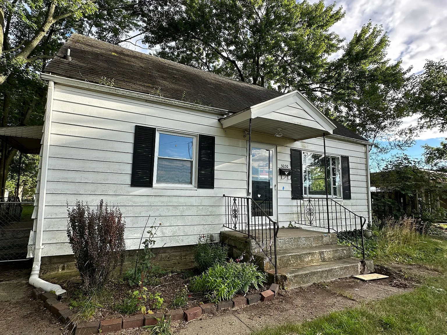 3 bed, 1.0 bath, 720 sqft, $1,300 — Photo 1