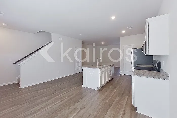 3 bed, 2.5 bath, 1300 sqft, $1,549 — Photo 4