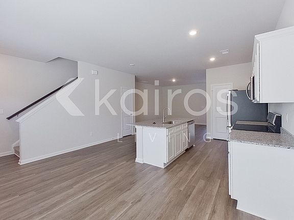 4th image of 2561 Banyan Cir