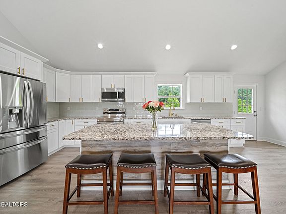 5th image of 412 Apple Valley Rd