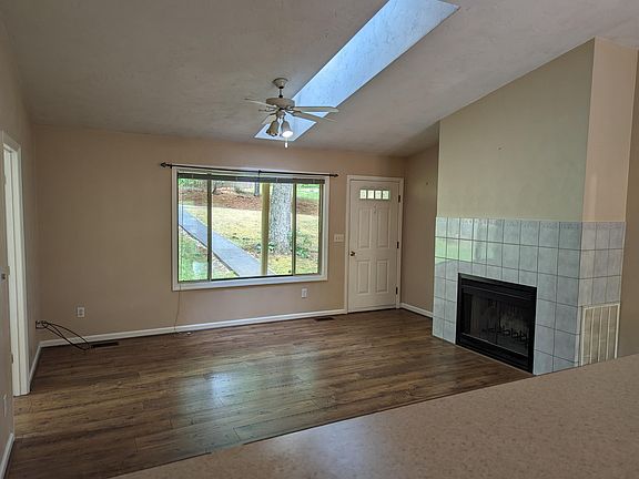 4th image of 51 Crestwood Cir