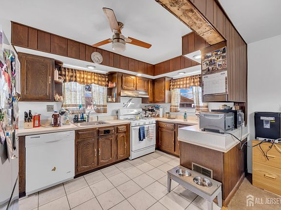 4th image of 85 Coolidge Ave