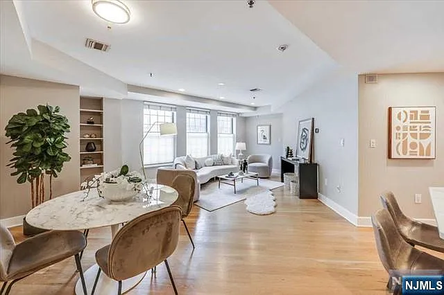 1100 Clinton St — Photo 2