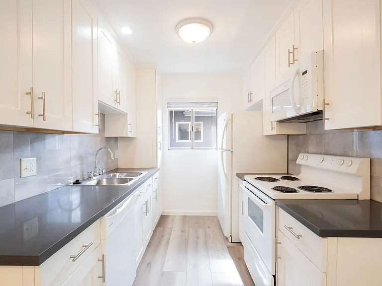648 N Hayworth Ave — Photo 8