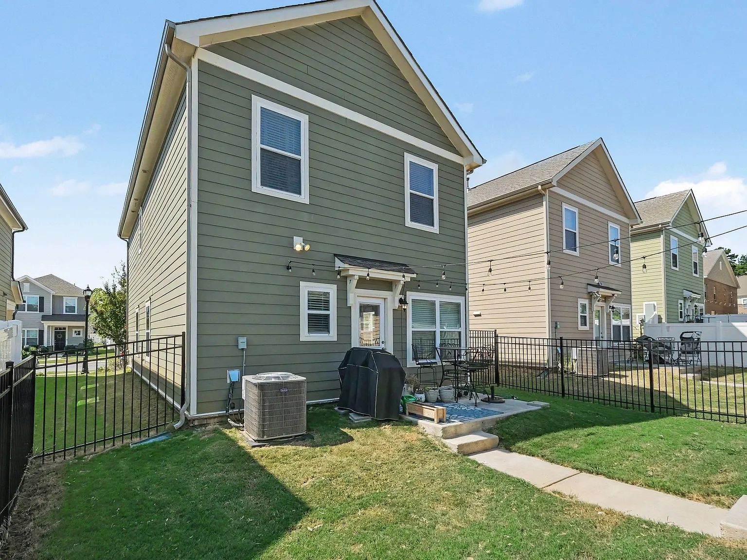 3 bed, 2.5 bath, 1896 sqft, $2,300 — Photo 4