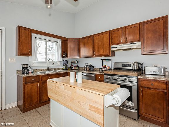 2nd image of 81 E Altgeld Ave
