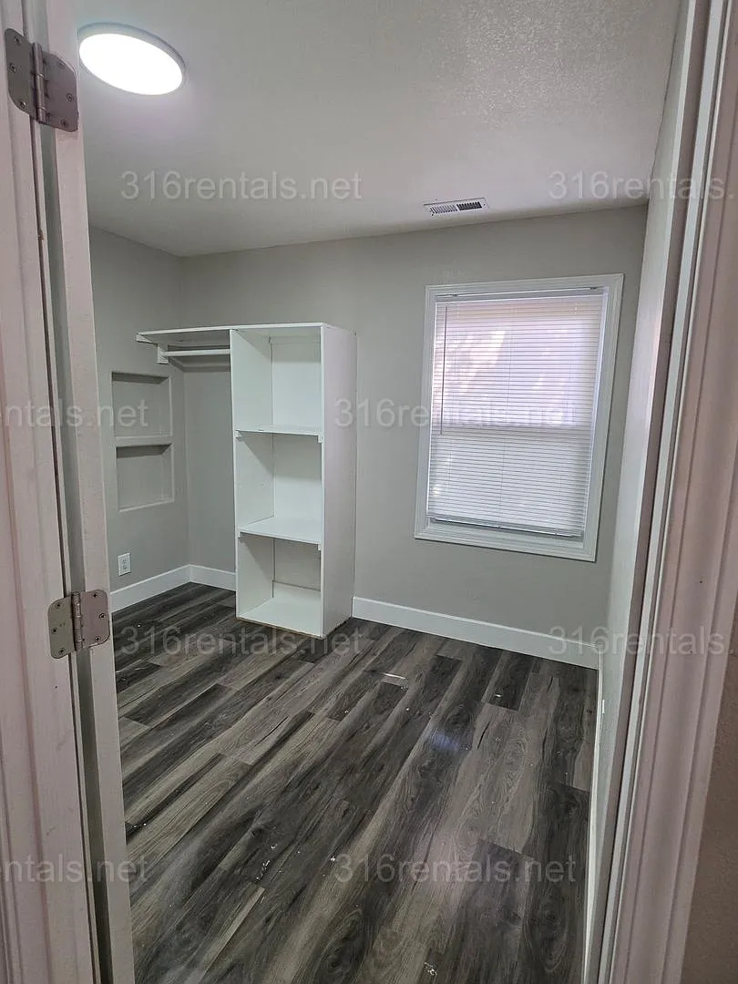 $1045- 2 bed 1 bath - Single Family Home — Photo 3