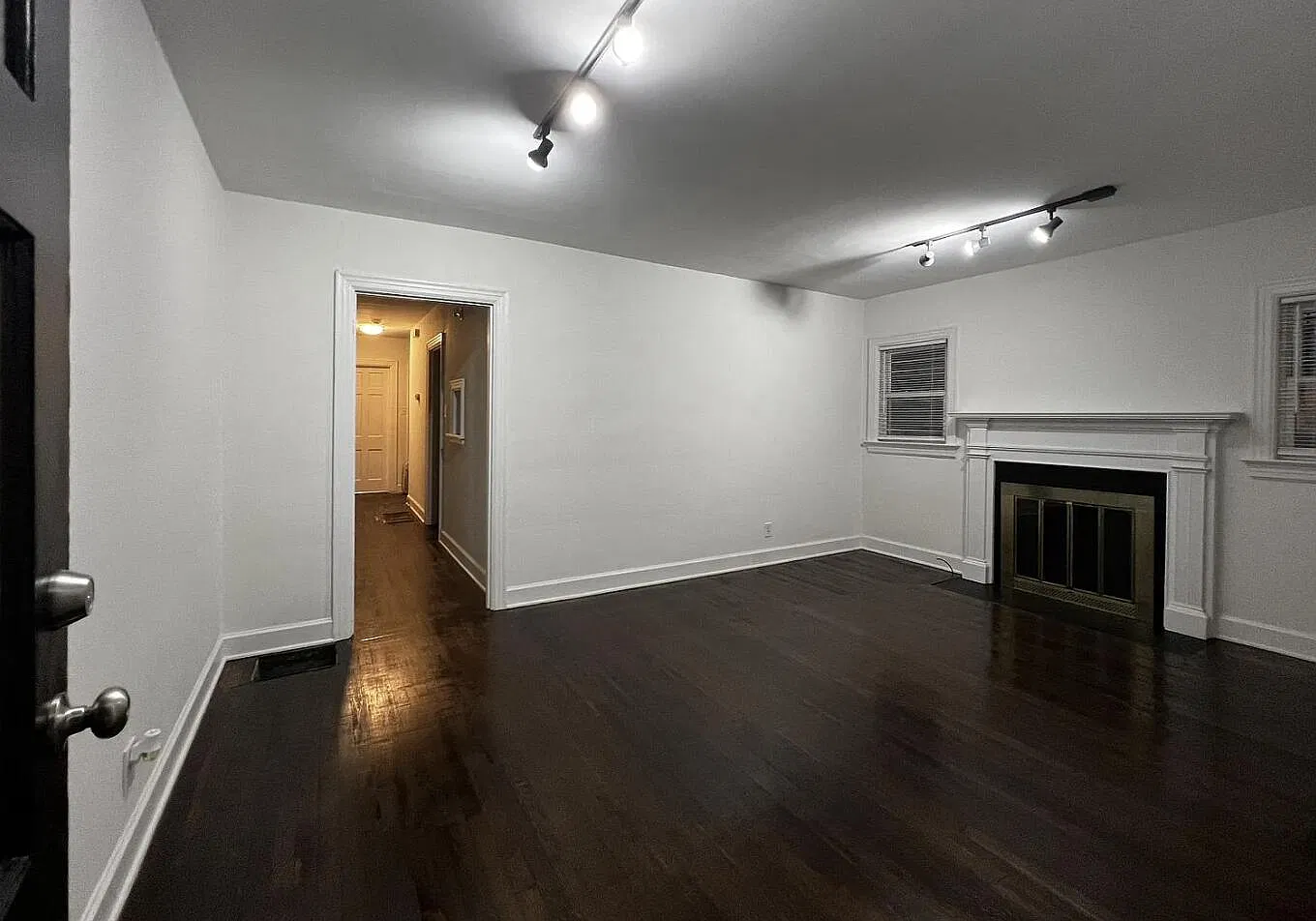 3 bed, 1.5 bath, 3238 sqft, $1,600 — Photo 2