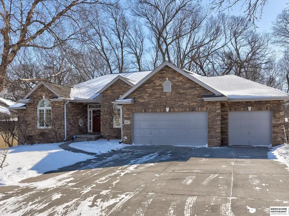 11815 Windcrest Dr, Papillion, NE 68133