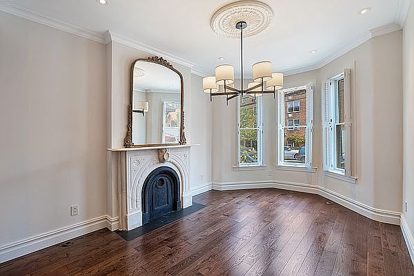 1st image of 3184 Crescent St #1