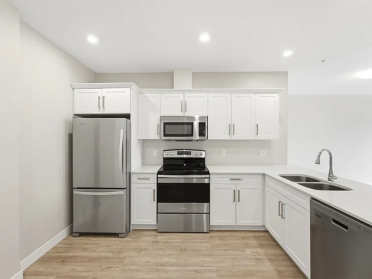 105 Oxford St — Photo 12