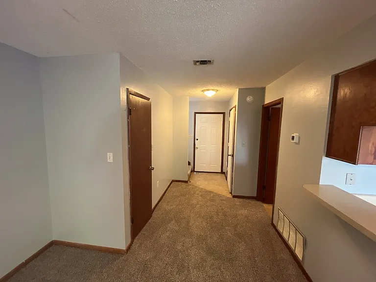 320 Olympia Ct — Photo 3