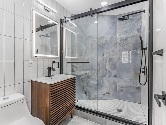 4th image of 1000 Findlay Ave #303